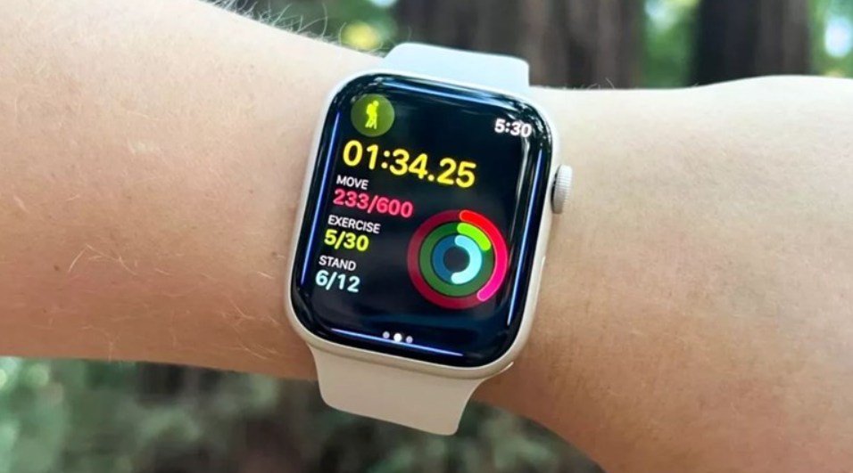Cầm Apple watch