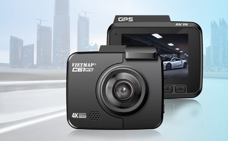 Cầm camera hành trình