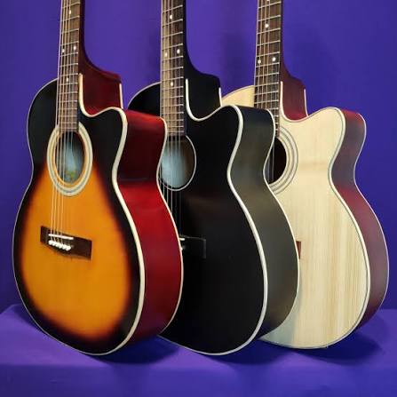 Cầm đàn guitar