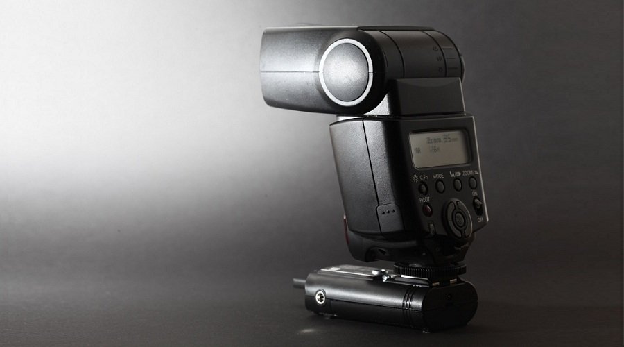 Cầm đèn flash máy ảnh