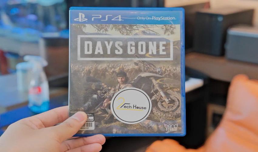 Cầm đĩa game PS4