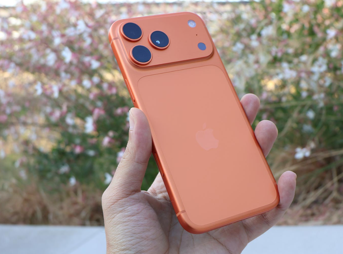 Cầm điện thoại iPhone