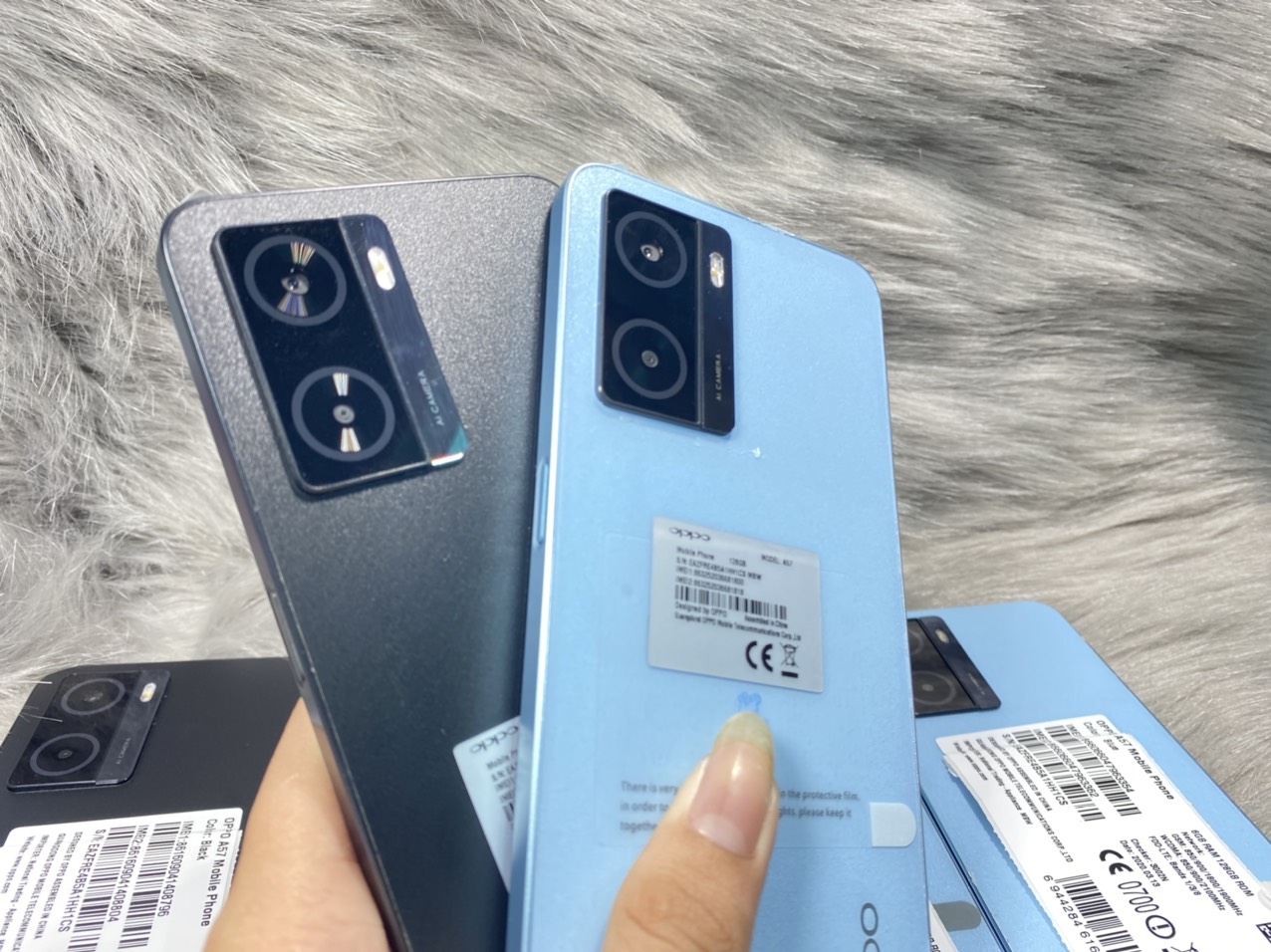 Cầm điện thoại Oppo