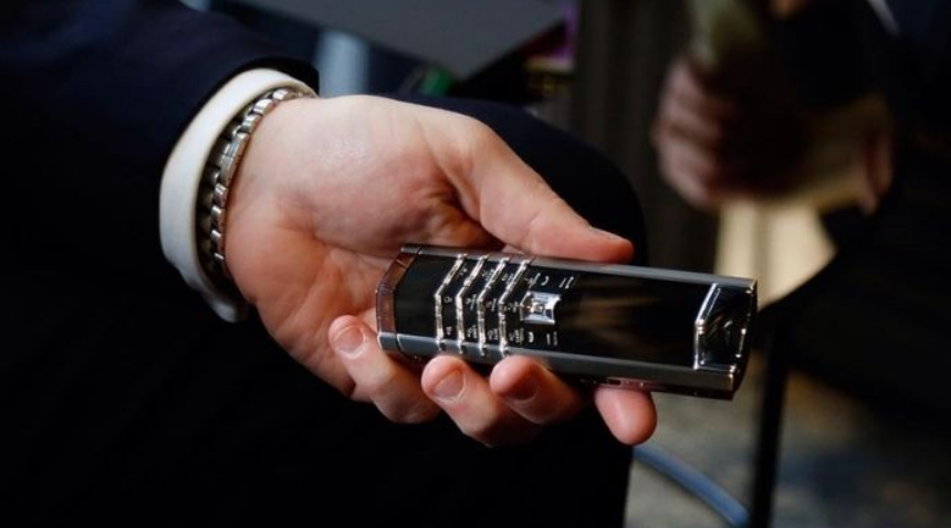 Cầm điện thoại Vertu
