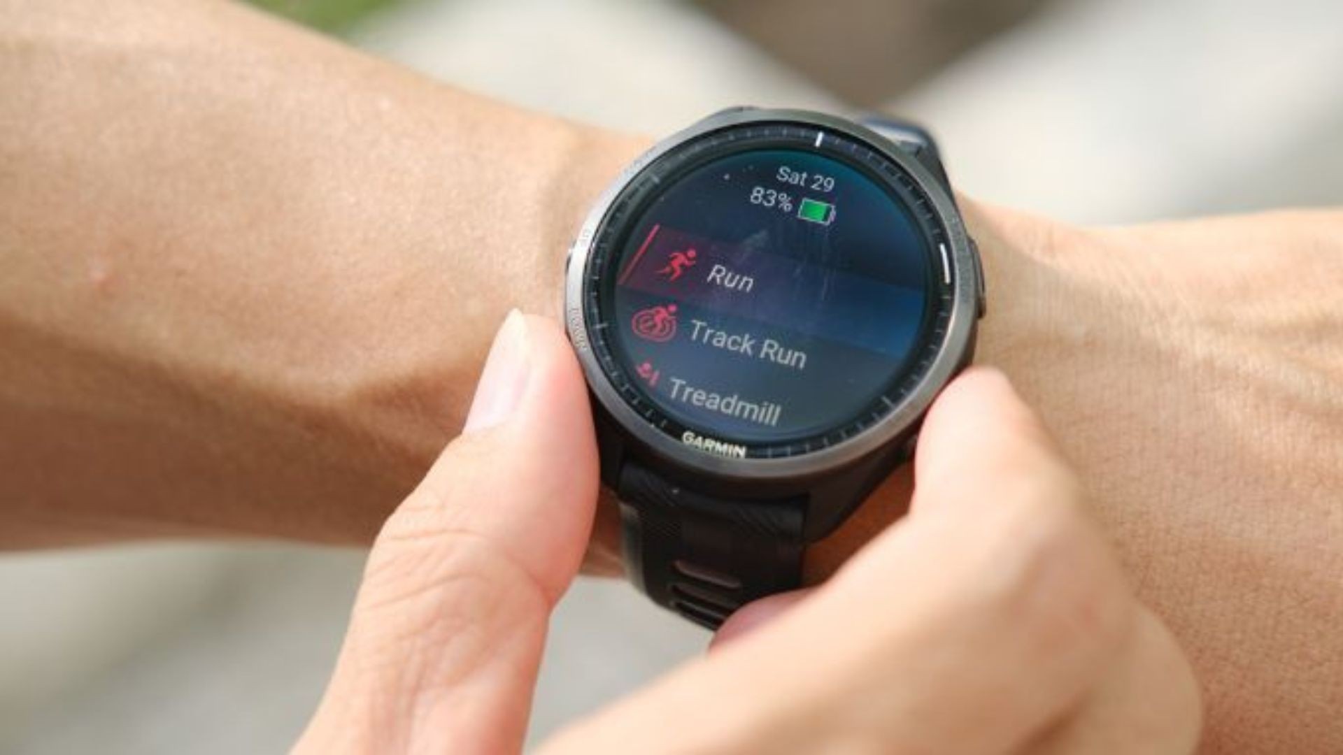 Cầm đồng hồ Garmin