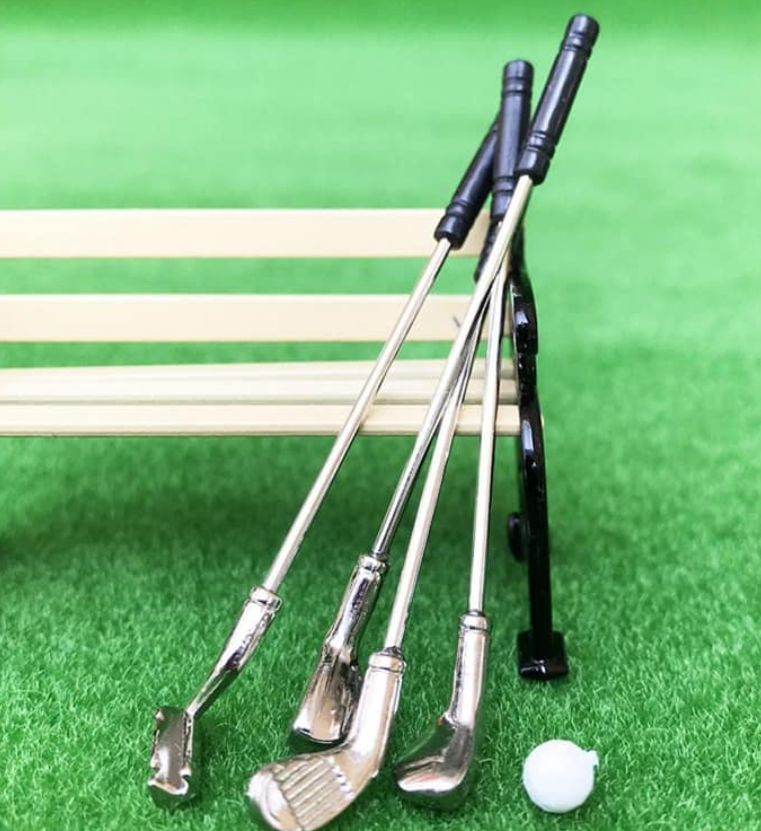 Cầm gậy đánh golf