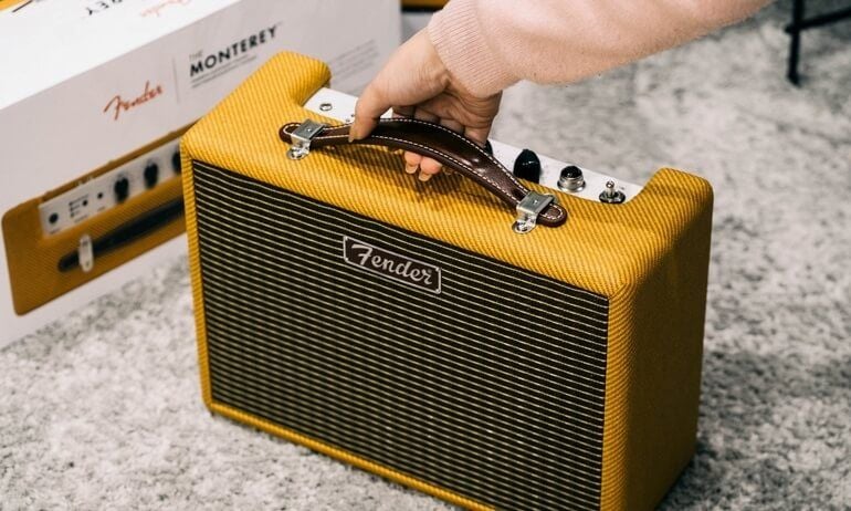 Cầm loa Fender