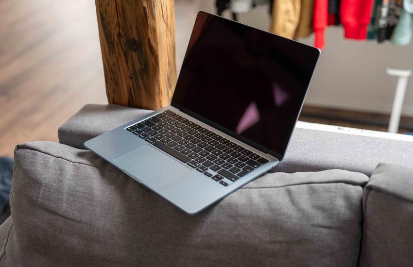 Cầm Macbook Air