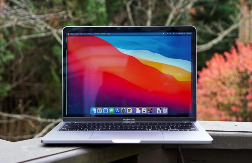 Cầm Macbook Pro