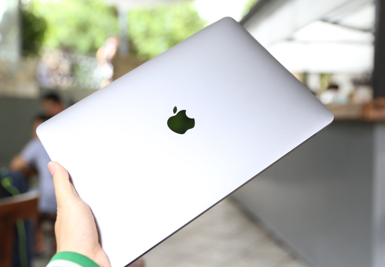 Cầm Macbook