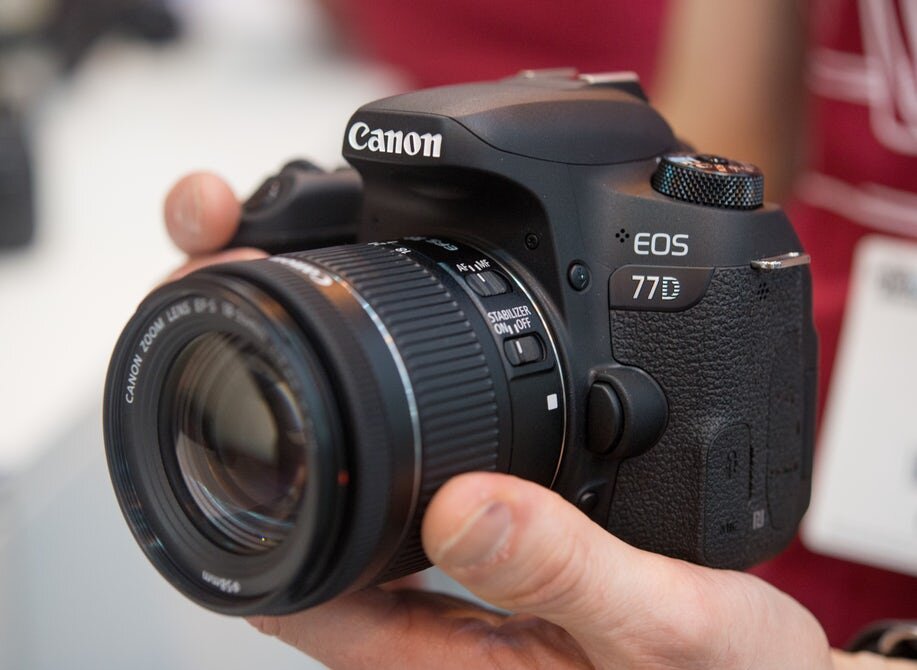 Cầm máy ảnh Canon