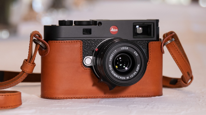 Cầm máy ảnh Leica