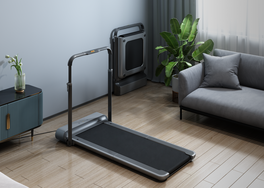 Cầm máy chạy bộ gấp gọn