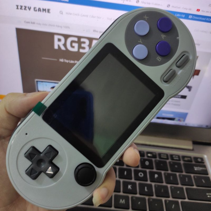 Cầm máy chơi game
