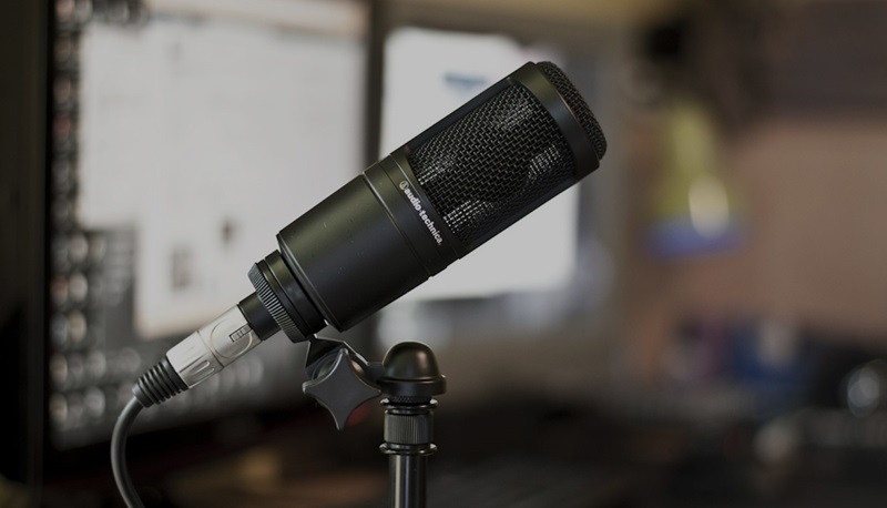 Cầm mic thu âm