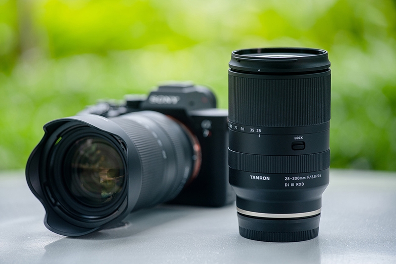 Cầm ống kính - lens máy ảnh