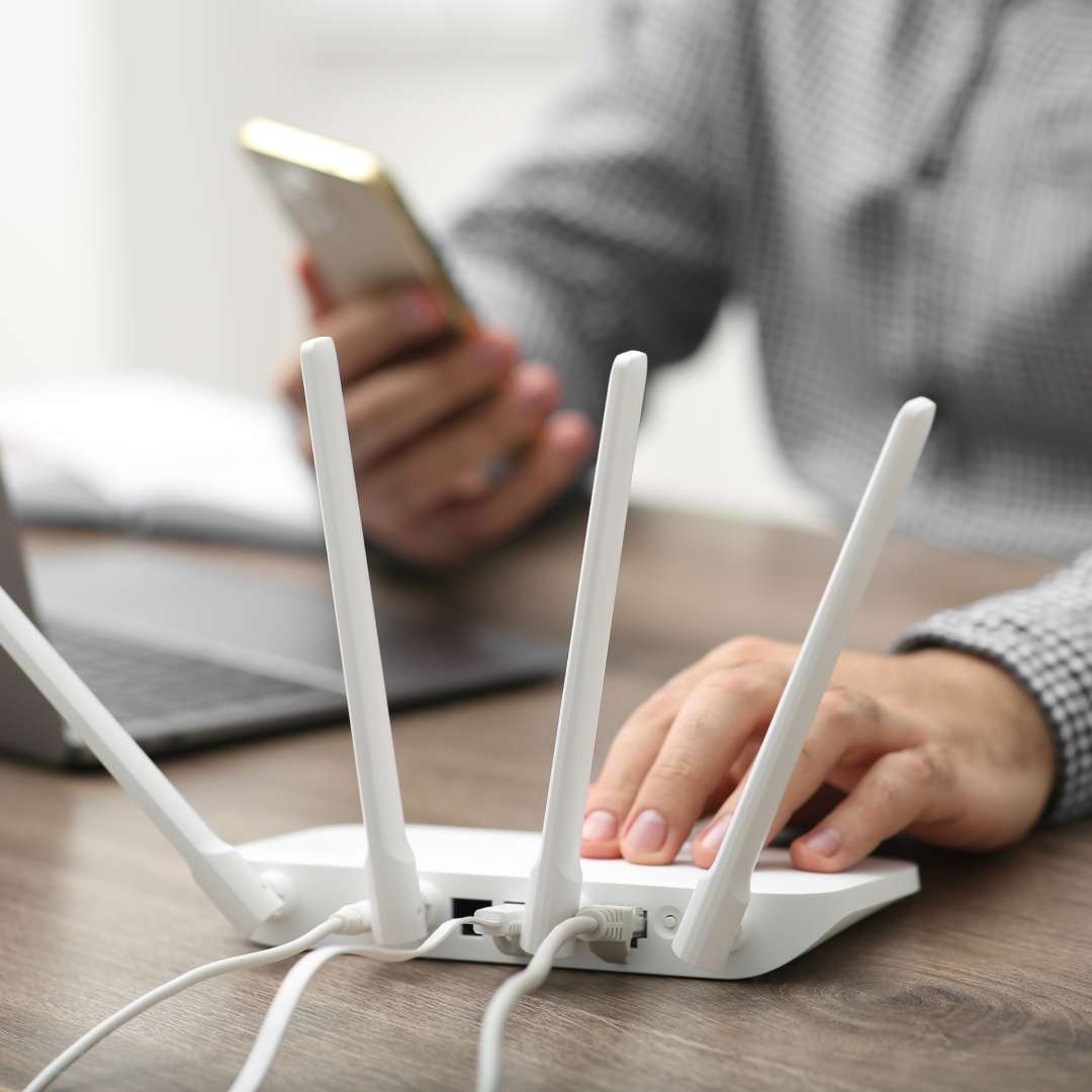 Cầm router wifi