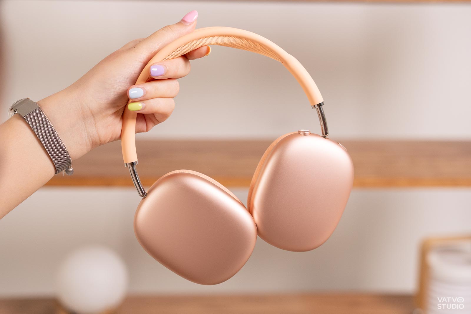 Cầm tai nghe Airpods Max