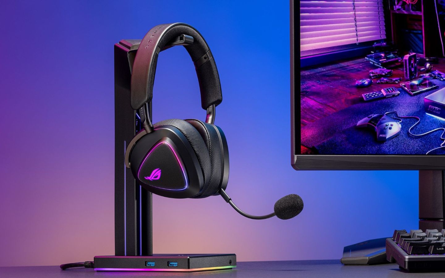 Cầm tai nghe gaming
