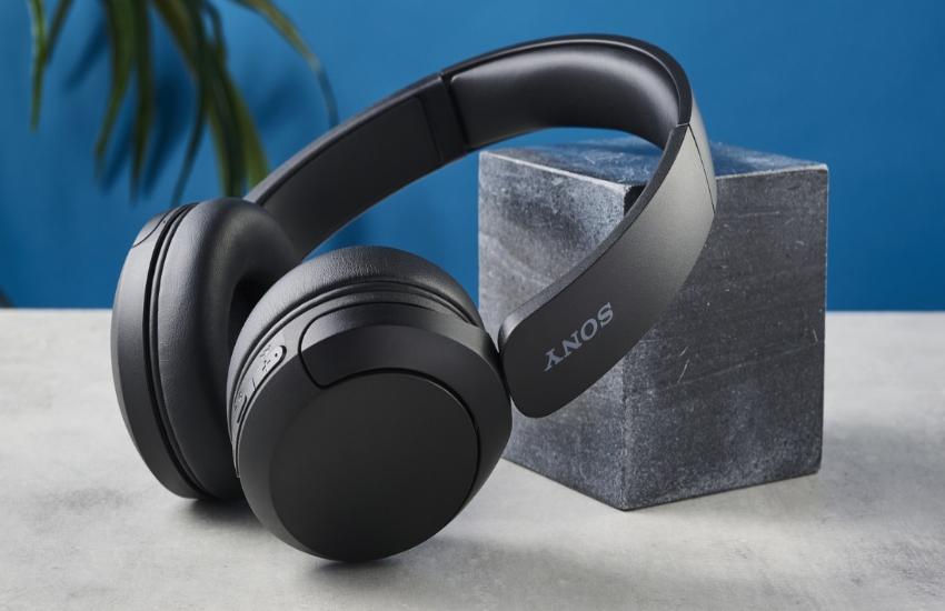 Cầm tai nghe Sony
