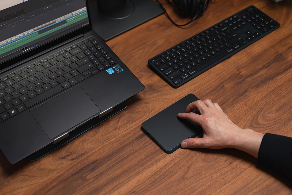 Cầm Trackpad