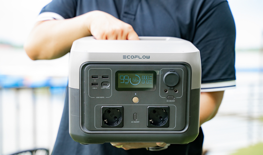 Cầm trạm sạc điện dự phòng