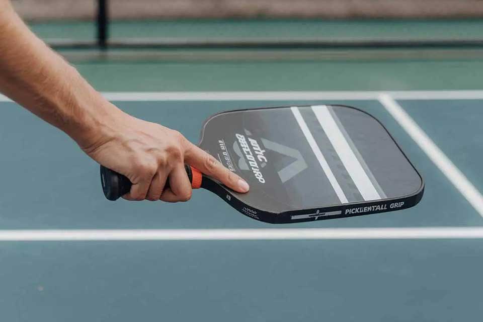 Cầm vợt pickleball