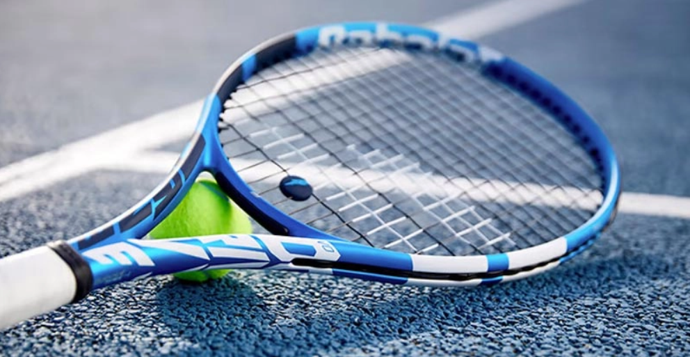 Cầm vợt tennis