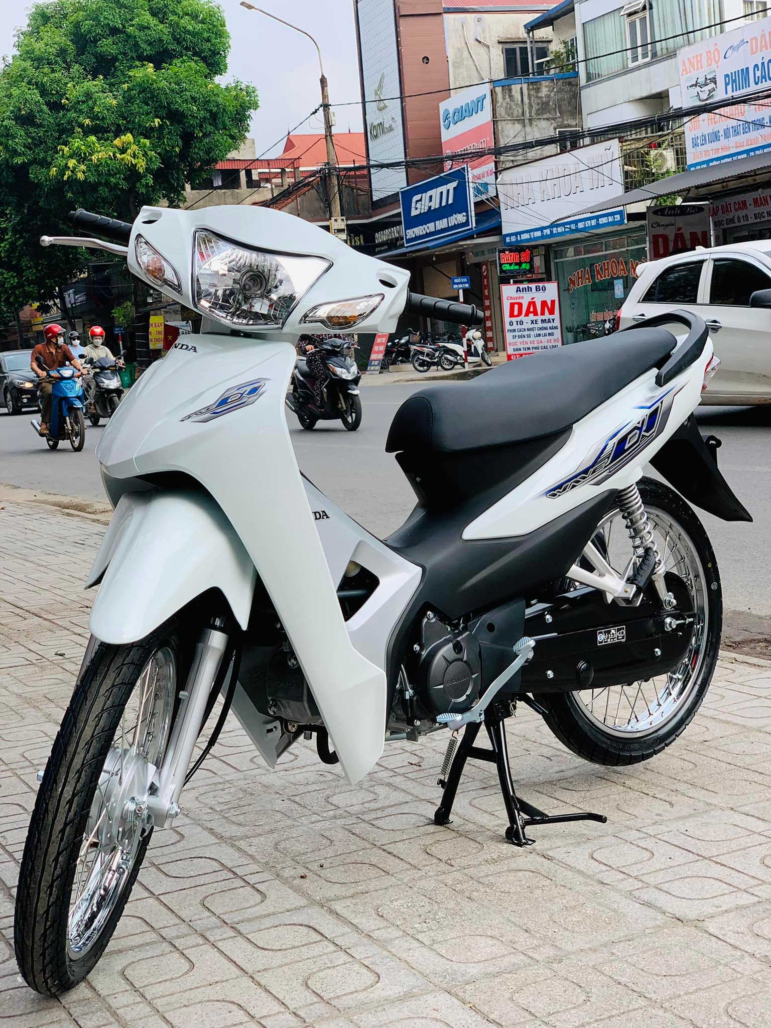 Cầm xe máy